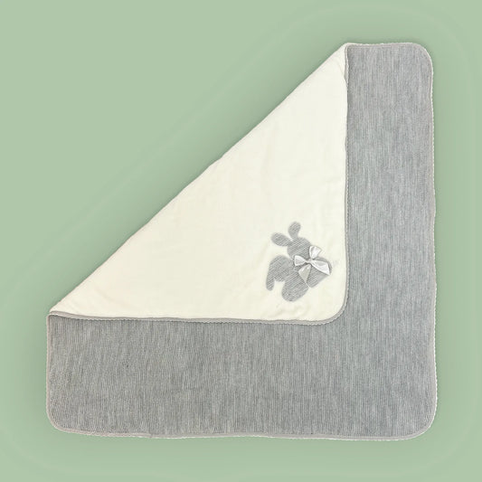 Manta con motivo de conejos de punto y lazo gris