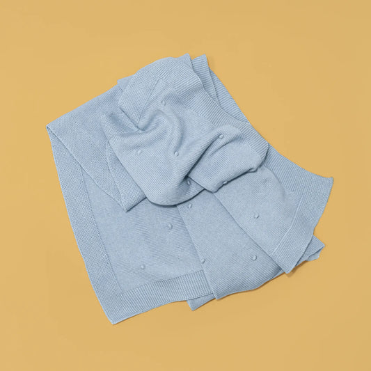 Manta de punto con relieve de pompones azul