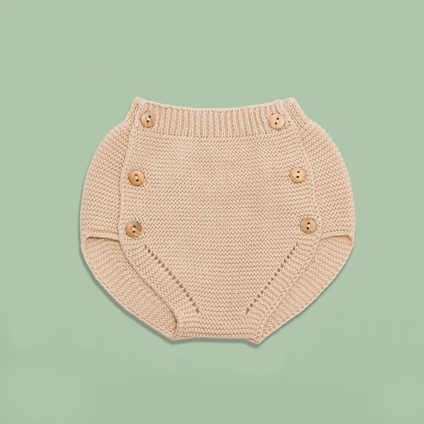 Cubrepañal de punto con botones de madera beige