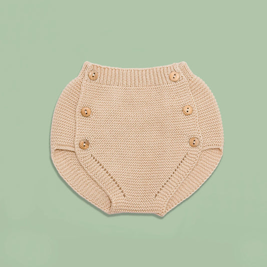 Cubrepañal de punto con botones de madera beige