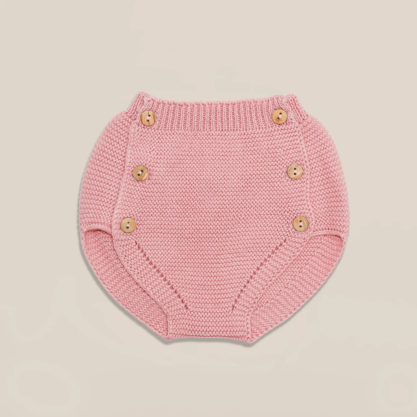 Cubrepañal de punto con botones de madera rosa