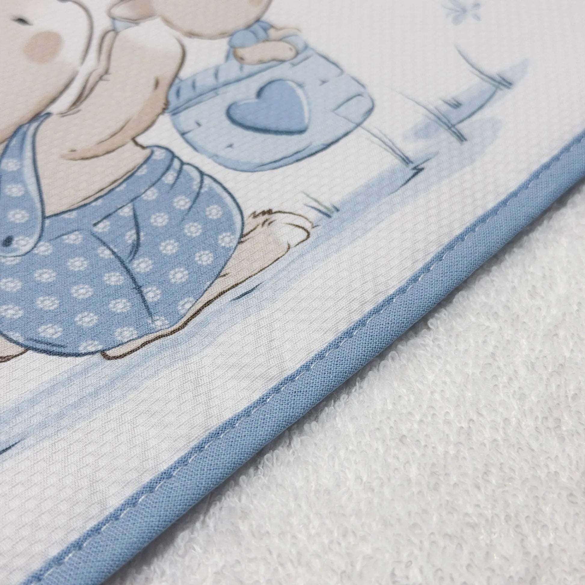 Detalle de toalla con motivo de conejito en la cesta azul