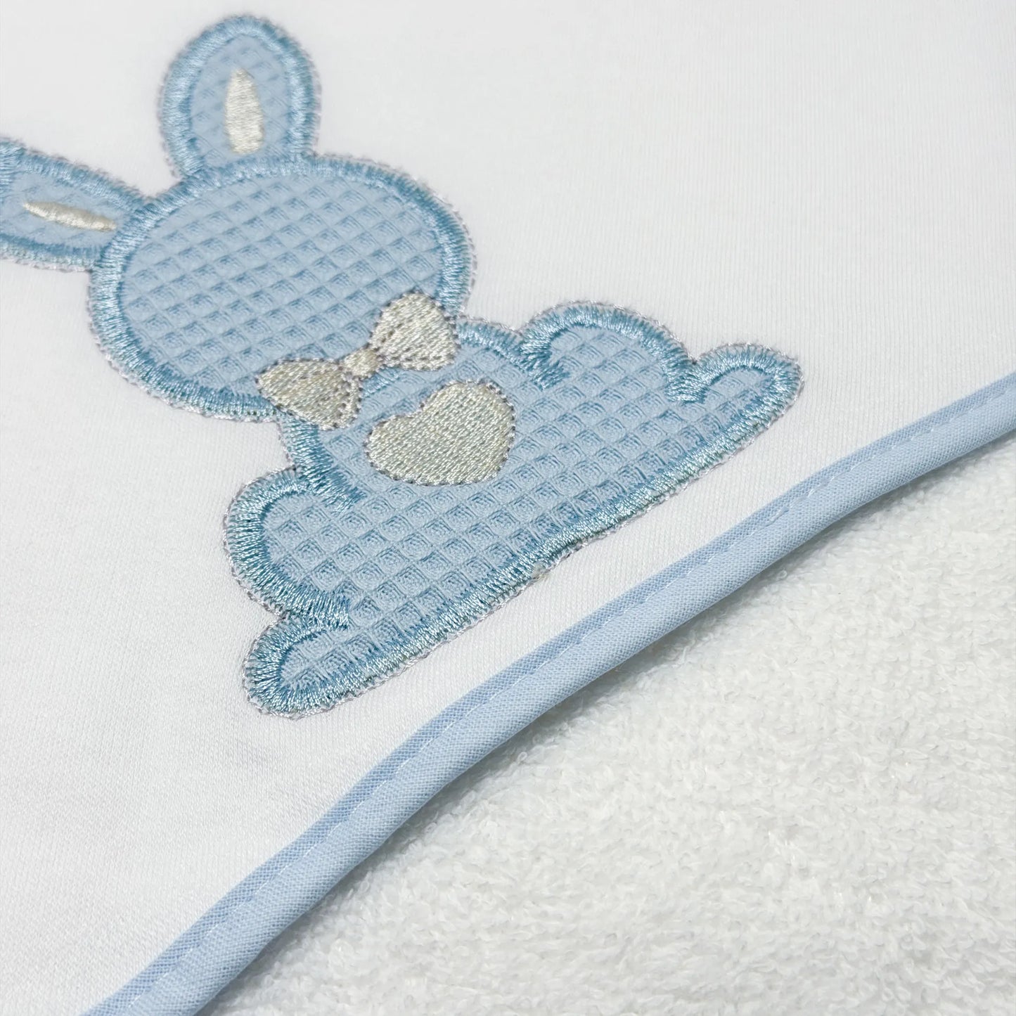 Detalle de toalla con motivo de conejo waffle azul