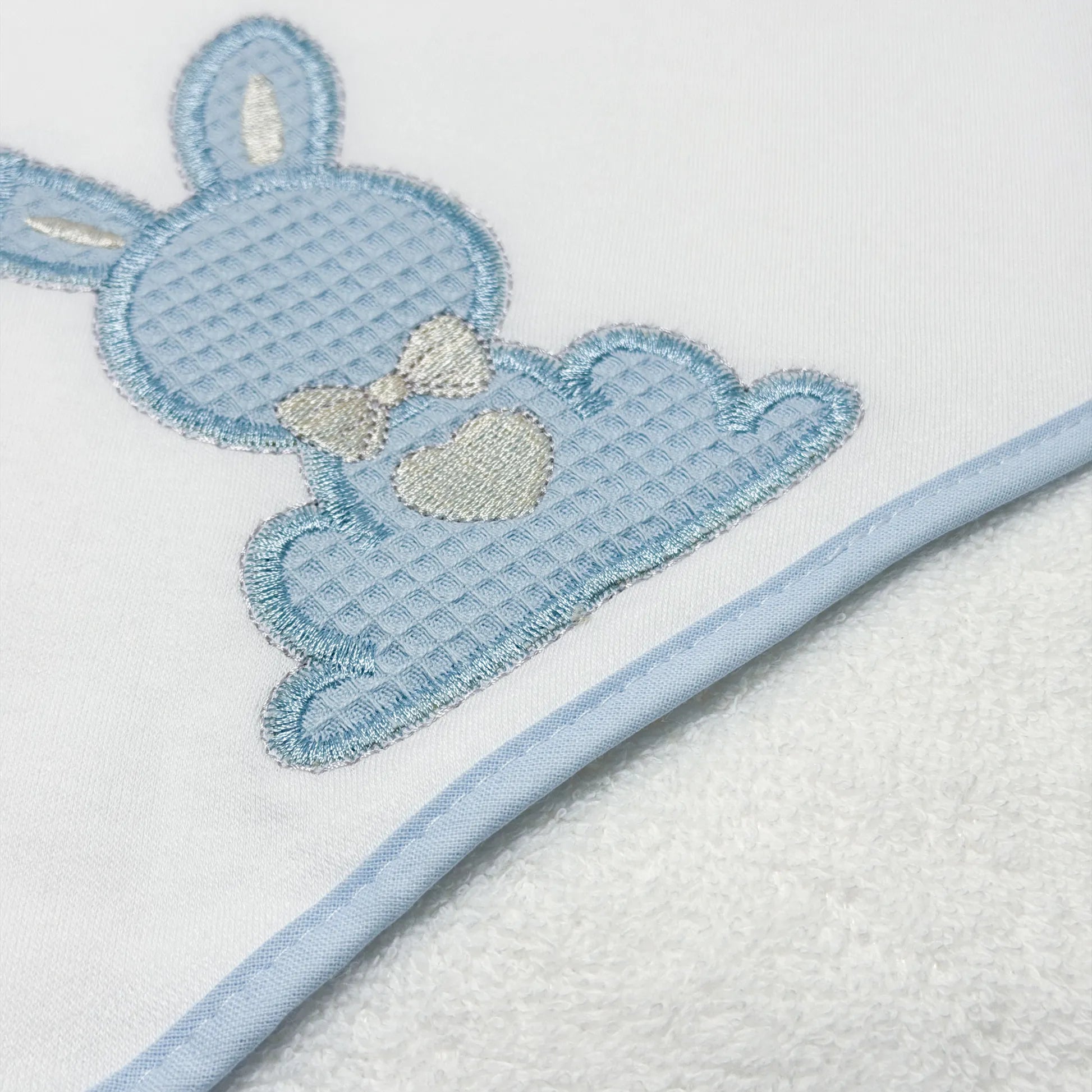 Detalle de toalla con motivo de conejo waffle azul