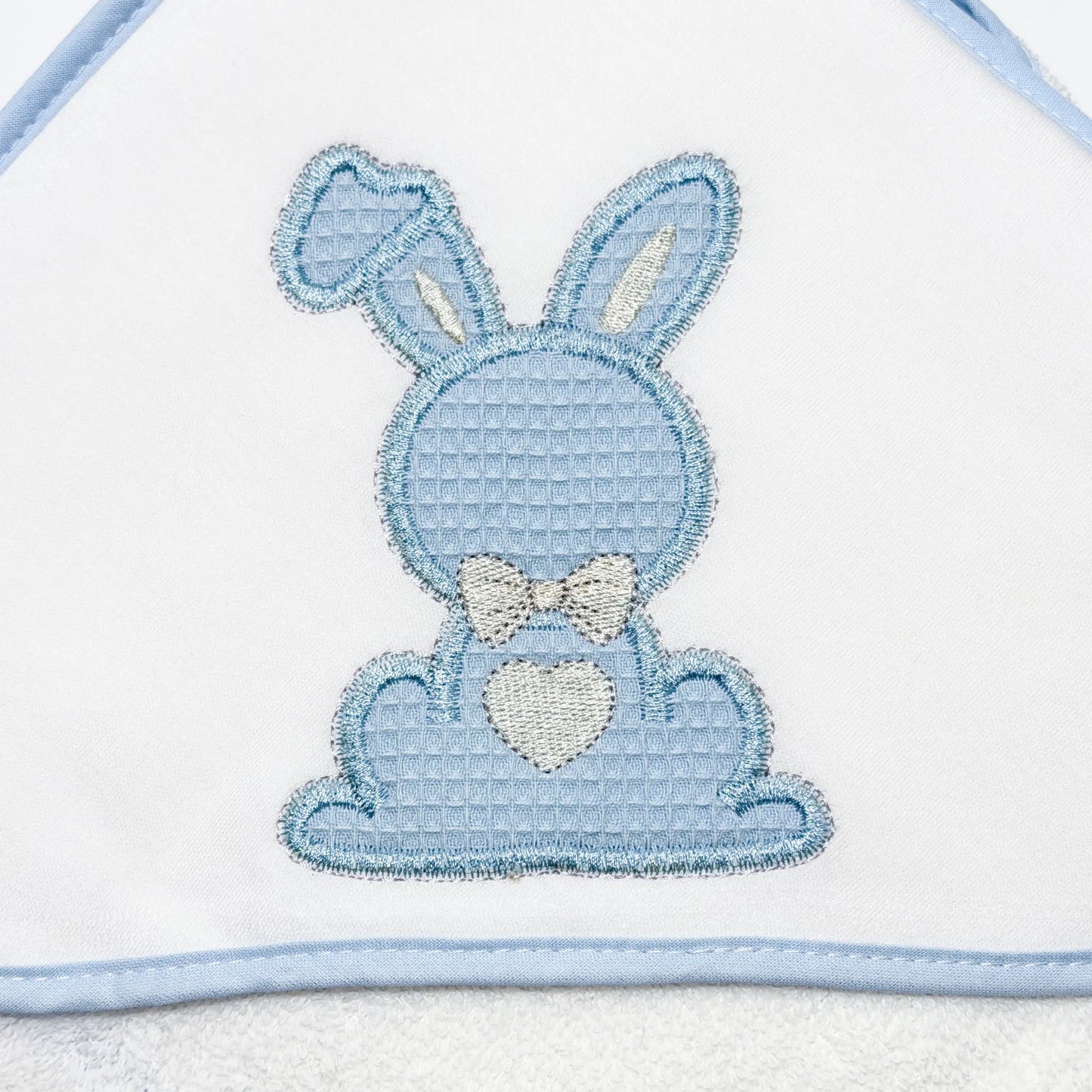 Detalle de toalla con motivo de conejo waffle azul