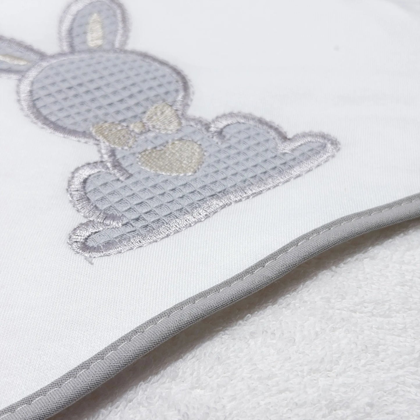 Detalle de toalla con motivo de conejo waffle gris