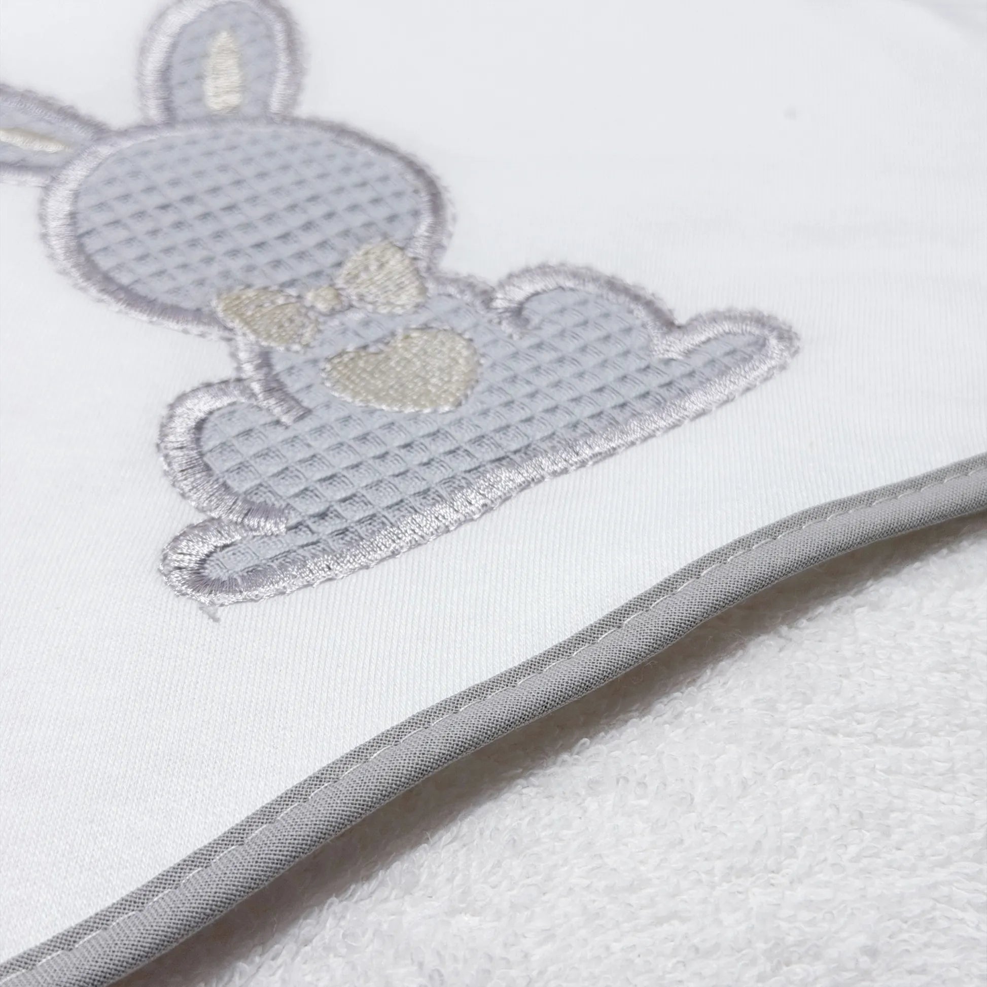 Detalle de toalla con motivo de conejo waffle gris