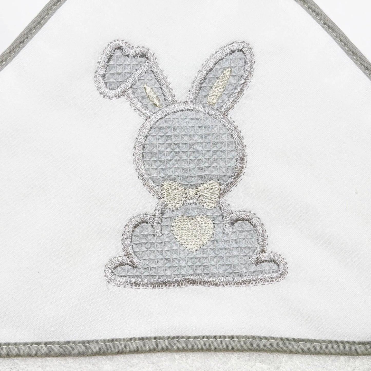 Detalle de toalla con motivo de conejo waffle gris
