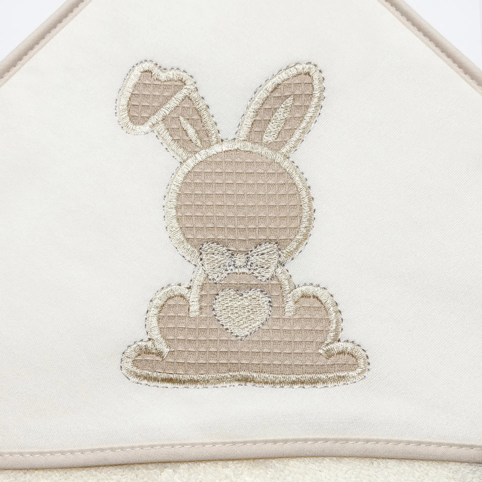 Detalle de toalla con motivo de conejo waffle perla