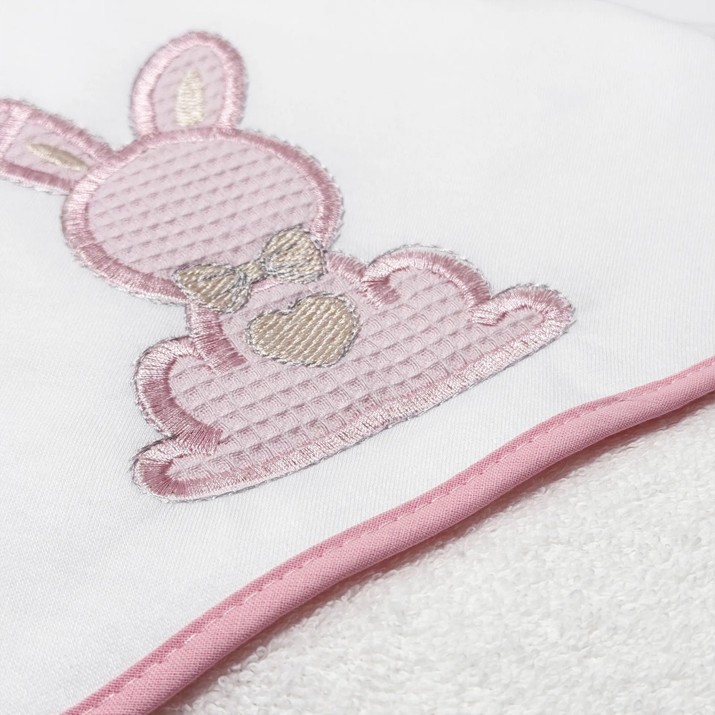 Detalle de toalla con motivo de conejo waffle rosa