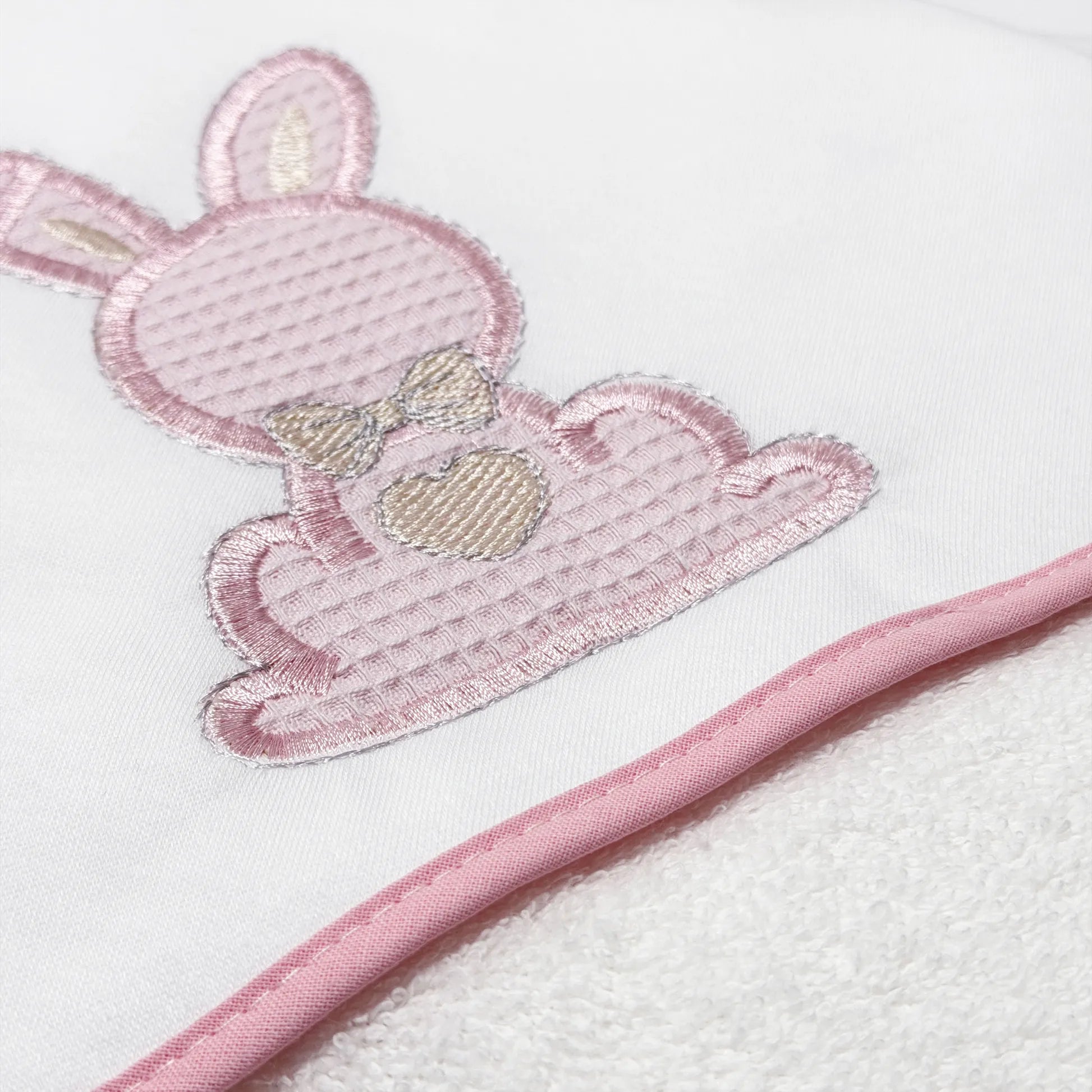 Detalle de toalla con motivo de conejo waffle rosa