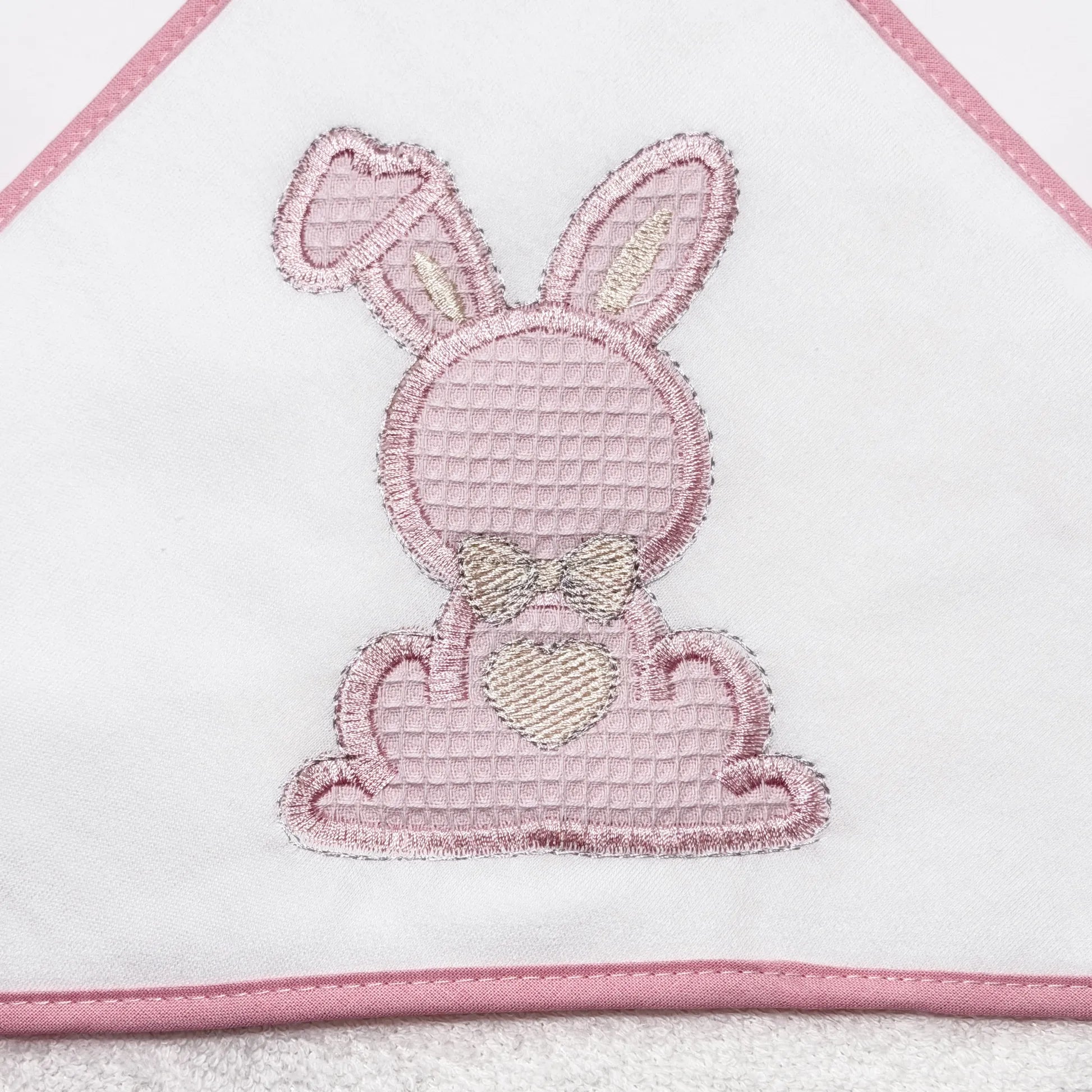 Detalle de toalla con motivo de conejo waffle rosa