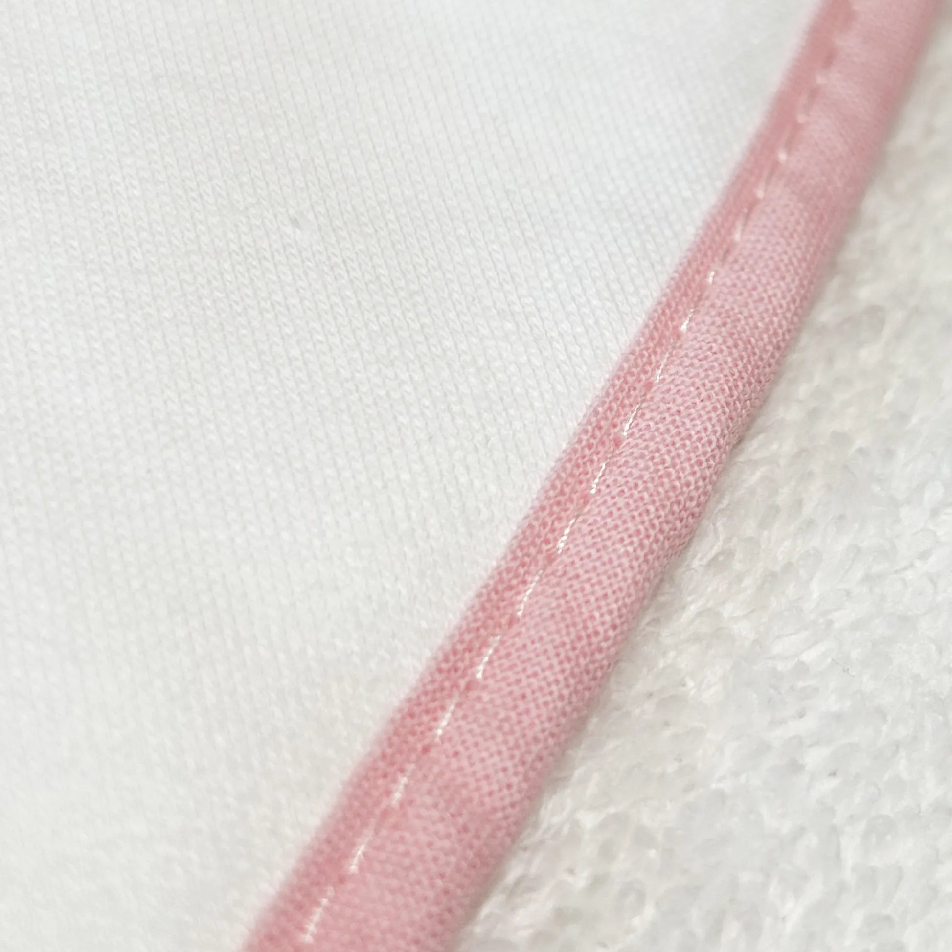 Detalle de toalla con motivo de ositos de punto y lazo rosa