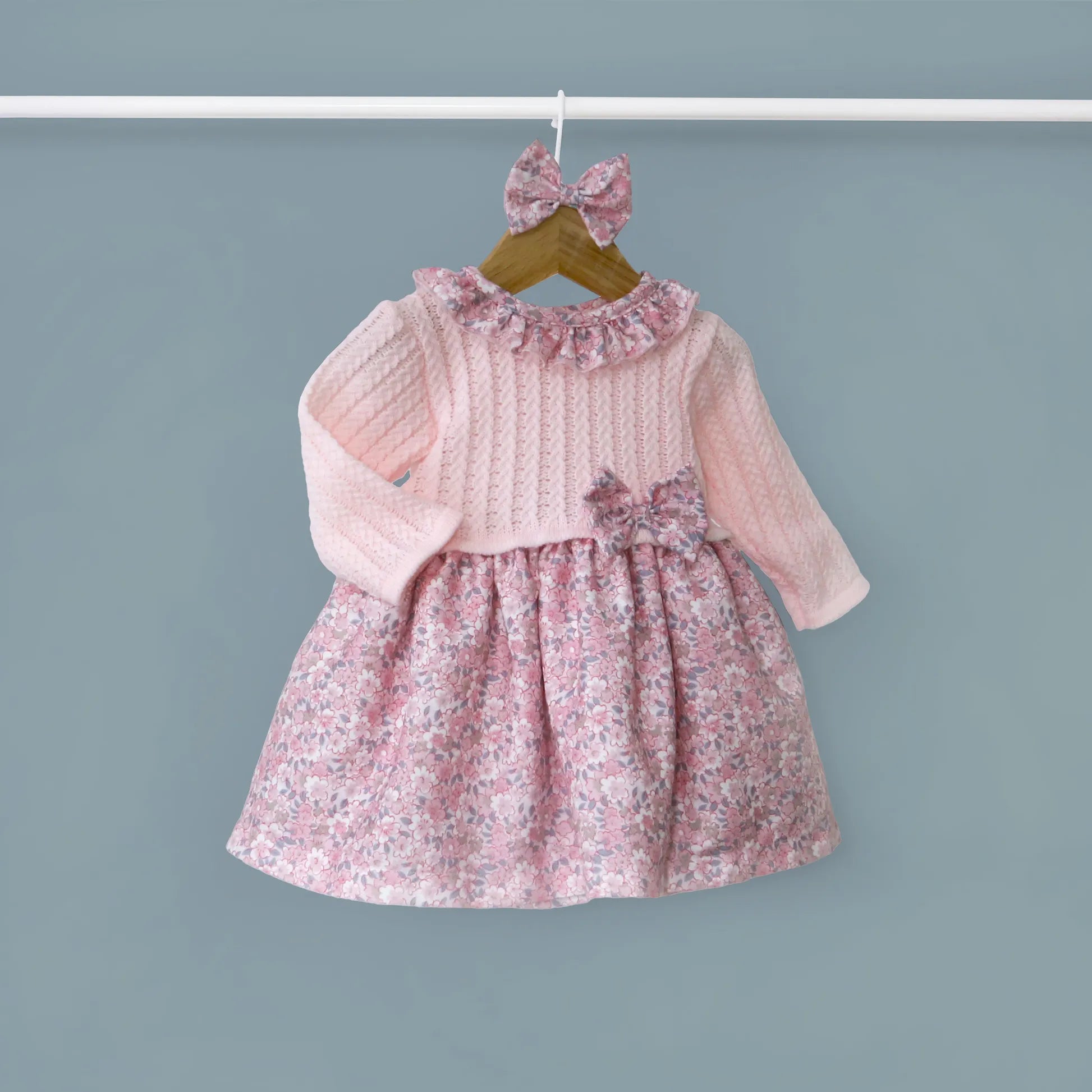 Vestido estampado con volante en el cuello y lazo en la cintura rosa