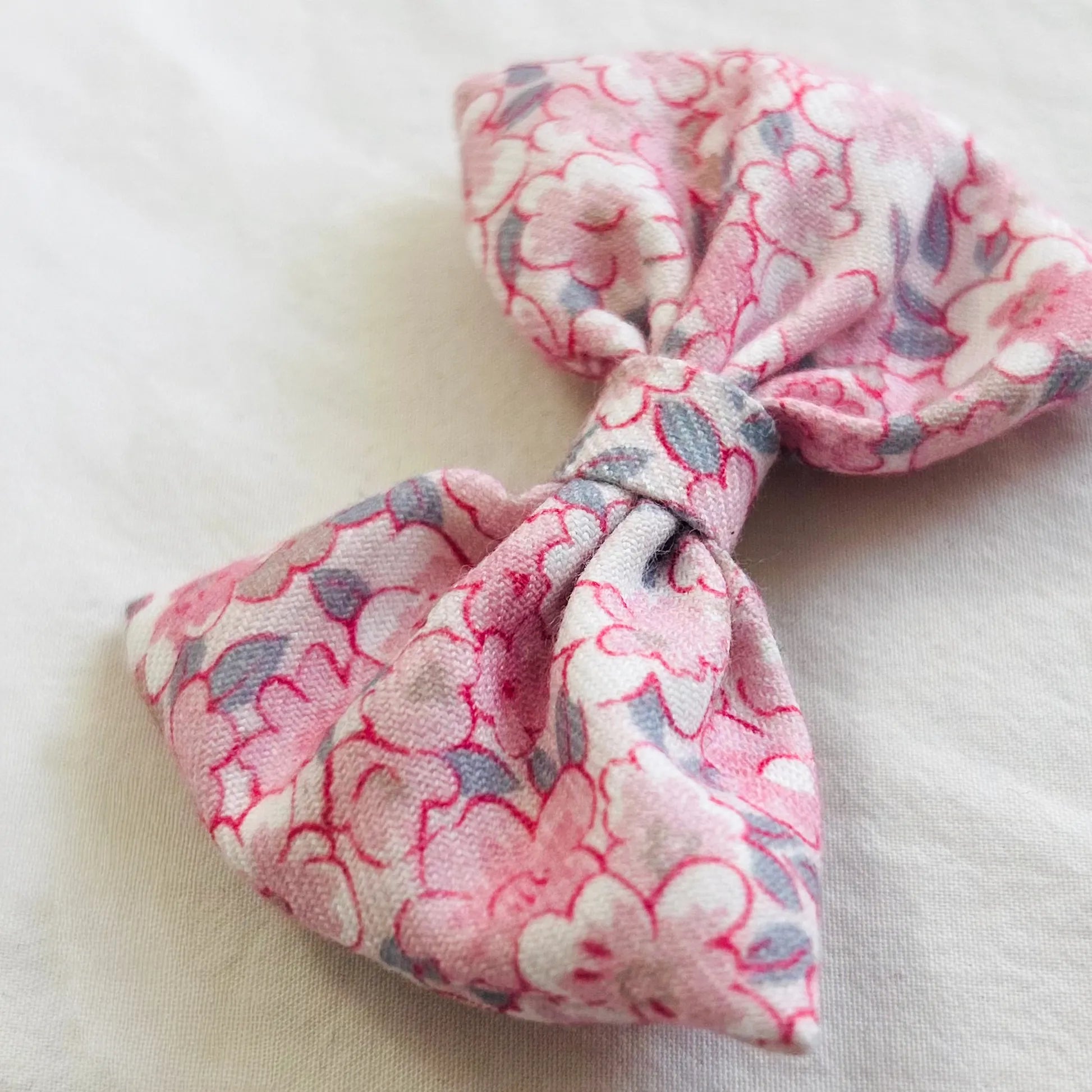Detalle de vestido estampado con volante en el cuello y lazo en la cintura rosa