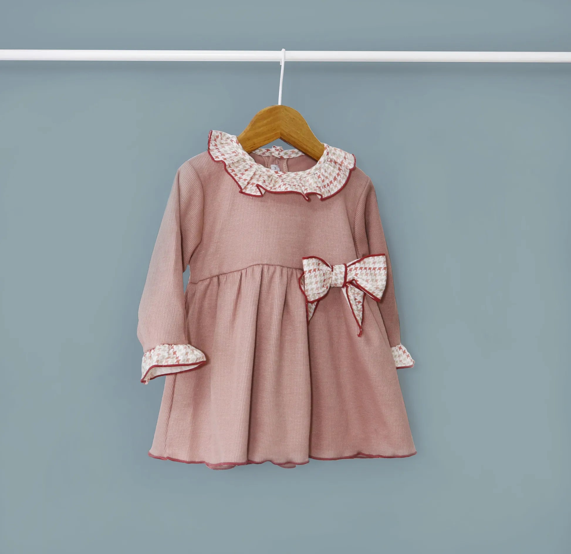 Vestido con volante en el cuello y puños y lazo en la cintura rosa